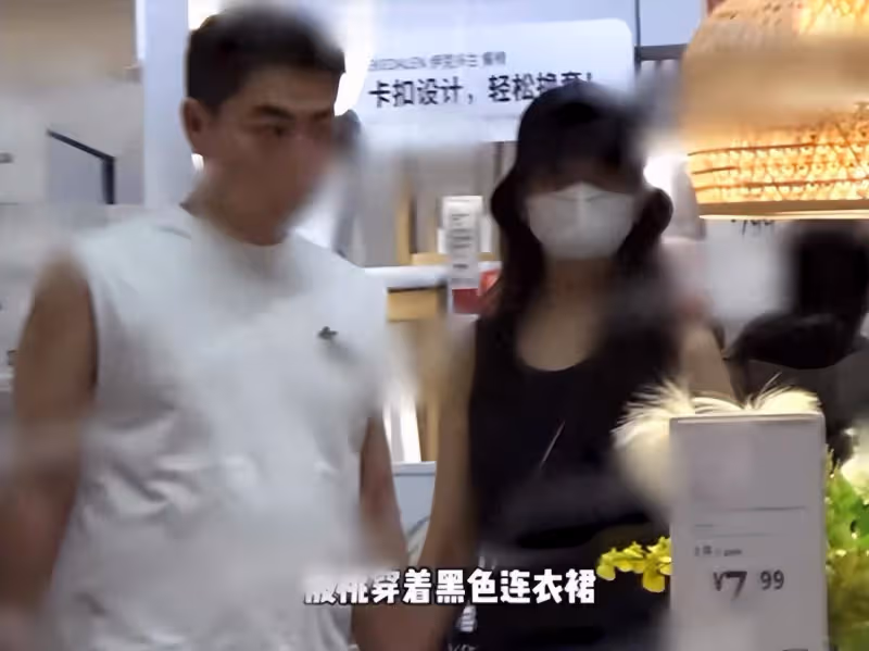 45歲殷桃與男友吃面被偷拍，穿低胸弔帶，男友投喂秒變「小嬌娘」