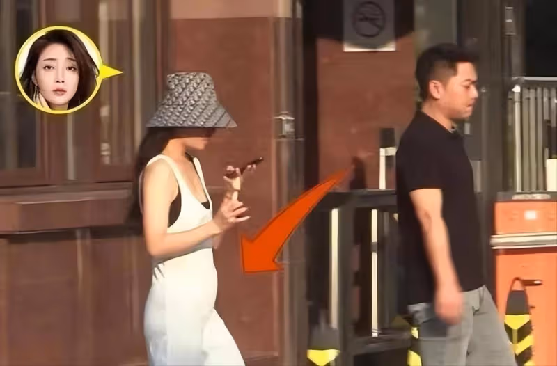45歲殷桃與男友吃面被偷拍，穿低胸弔帶，男友投喂秒變「小嬌娘」