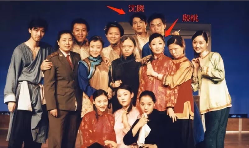 45歲殷桃與男友吃面被偷拍，穿低胸弔帶，男友投喂秒變「小嬌娘」