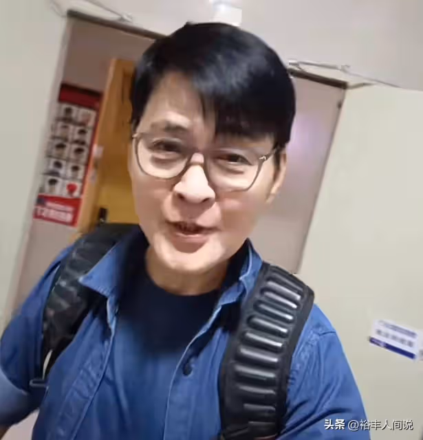 69歲知名港星顧冠忠定居中山!房子太小雜亂不堪,用編織袋裝行李