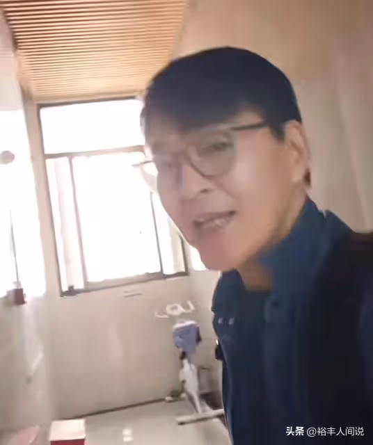 69歲知名港星顧冠忠定居中山!房子太小雜亂不堪,用編織袋裝行李