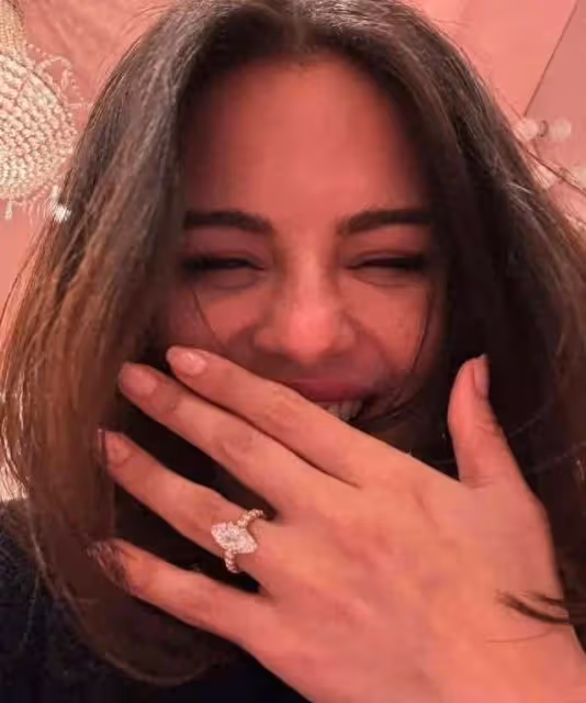 恭喜!32歲女星賽琳娜官宣與男友訂婚,曬鑽戒捂嘴甜笑難掩幸福
