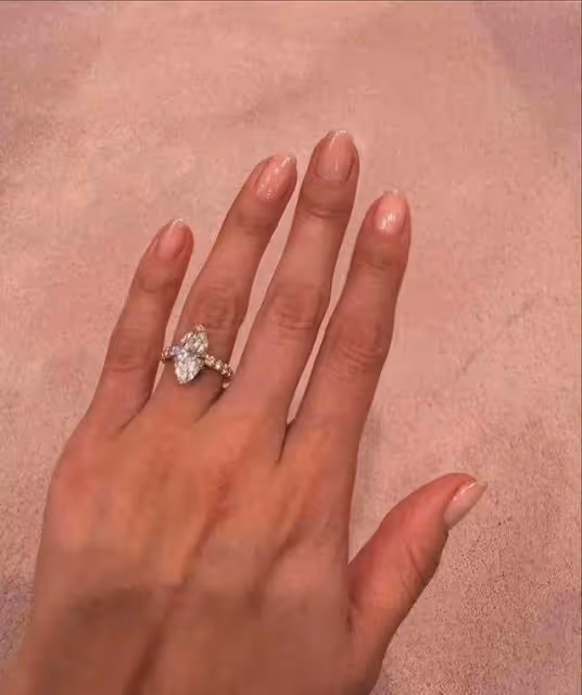 恭喜!32歲女星賽琳娜官宣與男友訂婚,曬鑽戒捂嘴甜笑難掩幸福