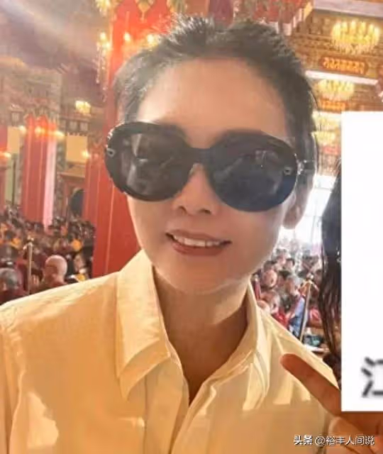 56歲邱淑貞現身國外為法王慶生!手拿擴音器鞠躬,卻無她坐的地方