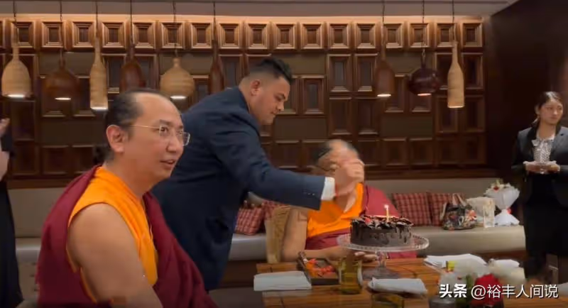 56歲邱淑貞現身國外為法王慶生!手拿擴音器鞠躬,卻無她坐的地方