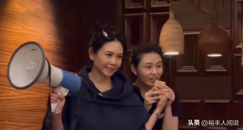56歲邱淑貞現身國外為法王慶生!手拿擴音器鞠躬,卻無她坐的地方
