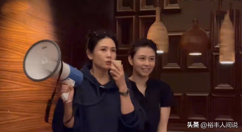 56歲邱淑貞現身國外為法王慶生!手拿擴音器鞠躬,卻無她坐的地方