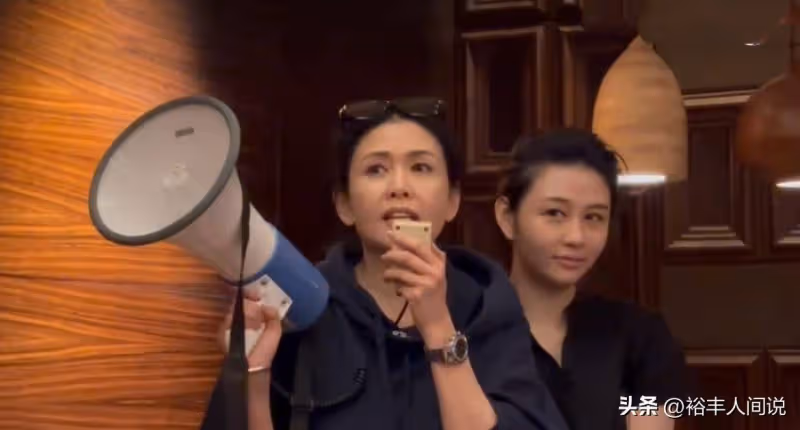 56歲邱淑貞現身國外為法王慶生!手拿擴音器鞠躬,卻無她坐的地方