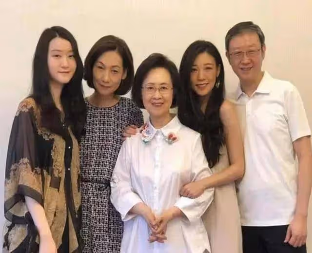 瓊瑤極為聰慧,25 億遺產僅歸親兒子,3個繼子女一分錢都無法獲得