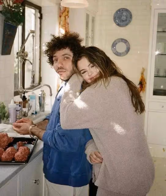 賽琳娜官宣訂婚!高調曬鴿子蛋鑽戒,婚後不改丈夫姓考慮領養孩子