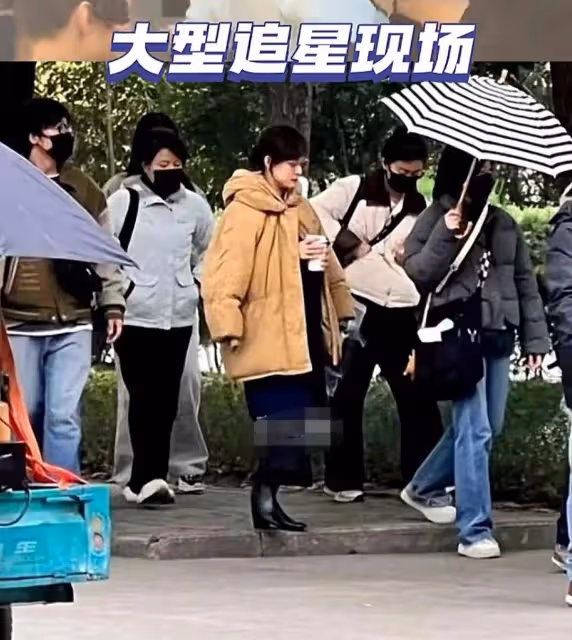 孫儷現身大學校園拍戲被偶遇,戴眼鏡老師感超強,本人顯年齡感