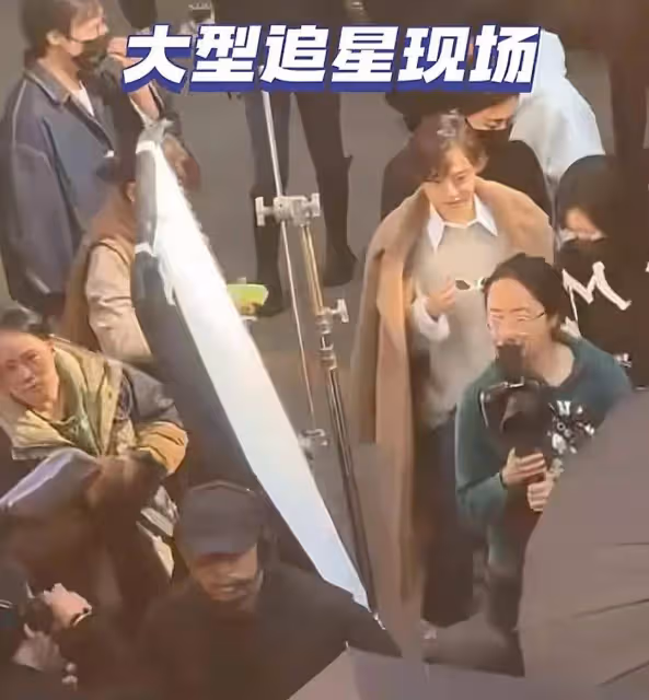 孫儷現身大學校園拍戲被偶遇,戴眼鏡老師感超強,本人顯年齡感