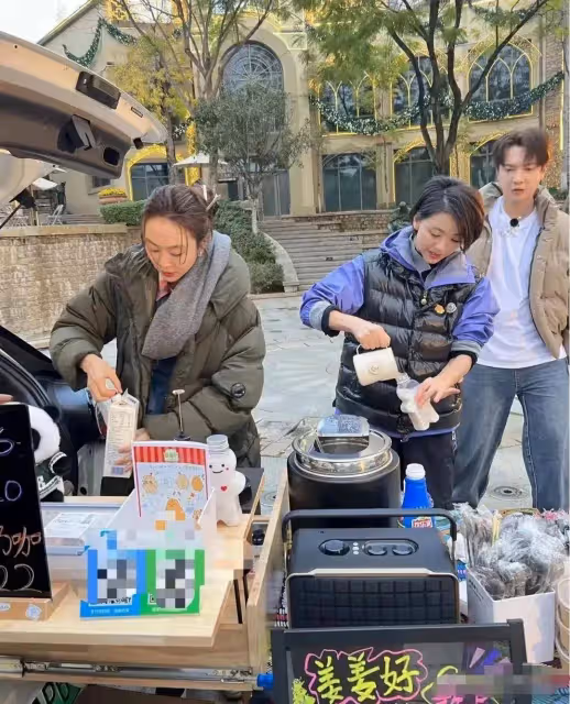 網友偶遇姜妍黃小蕾街頭擺攤賣咖啡,姜妍本人超美,黃小蕾很可愛
