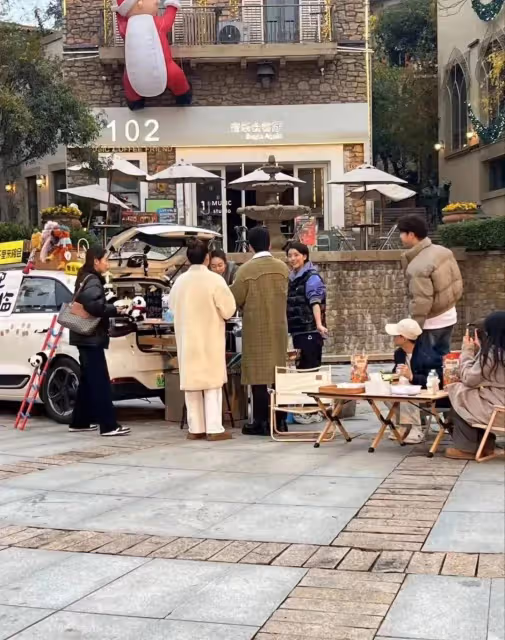 網友偶遇姜妍黃小蕾街頭擺攤賣咖啡,姜妍本人超美,黃小蕾很可愛