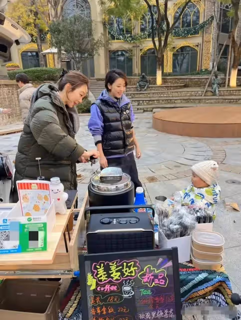 網友偶遇姜妍黃小蕾街頭擺攤賣咖啡,姜妍本人超美,黃小蕾很可愛
