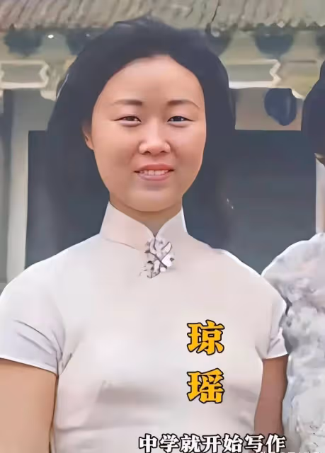 30歲瓊瑤登上雜誌，還沒割雙眼皮，沒原配林婉珍漂亮，氣質差很多