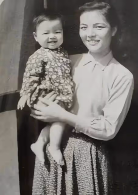 30歲瓊瑤登上雜誌，還沒割雙眼皮，沒原配林婉珍漂亮，氣質差很多