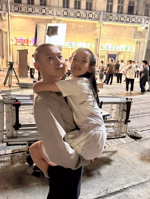 聶遠10歲女兒證件照,五官精緻實在太美了,難怪聶遠寵到不行