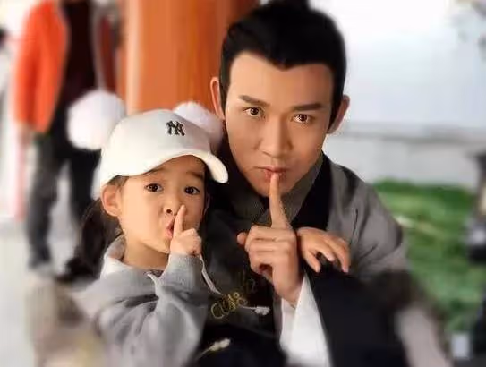 聶遠10歲女兒證件照,五官精緻實在太美了,難怪聶遠寵到不行