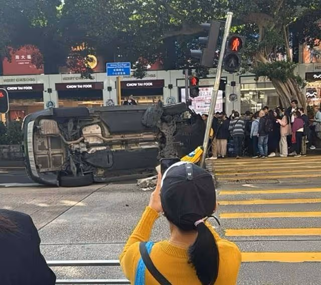 香港知名女星發生車禍緊急送醫，駕駛車輛發生側翻