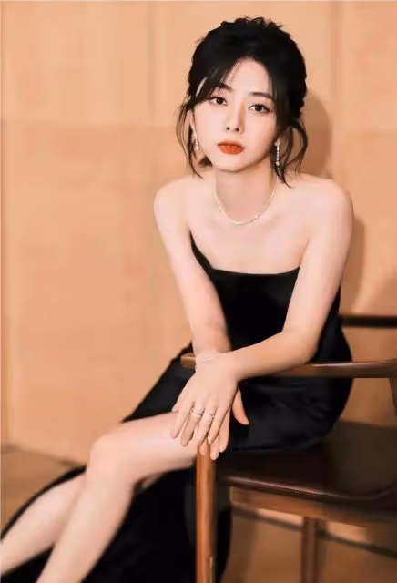 譚松韻靚麗寫真露出事業線!膚白貌美大長腿性感撩人
