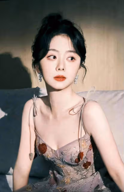 譚松韻靚麗寫真露出事業線!膚白貌美大長腿性感撩人