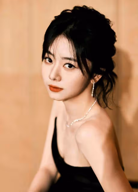 譚松韻靚麗寫真露出事業線!膚白貌美大長腿性感撩人