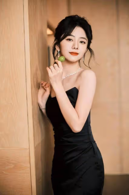 譚松韻靚麗寫真露出事業線!膚白貌美大長腿性感撩人