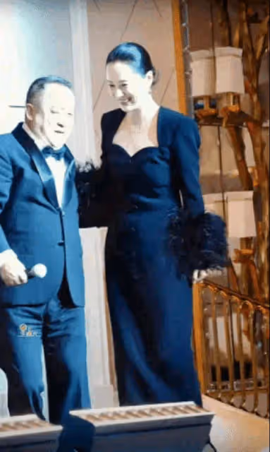 海清現身領獎,一身黑色禮服身材超棒,曾志偉親密互動被吐槽