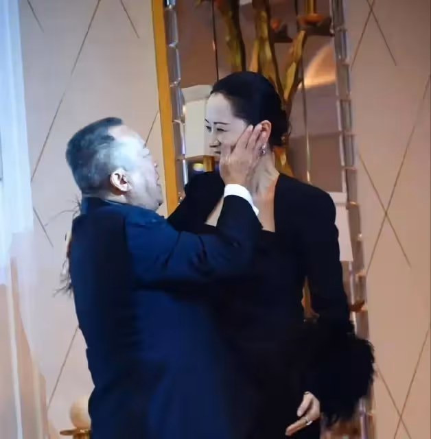 海清現身領獎,一身黑色禮服身材超棒,曾志偉親密互動被吐槽