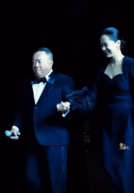 海清現身領獎,一身黑色禮服身材超棒,曾志偉親密互動被吐槽