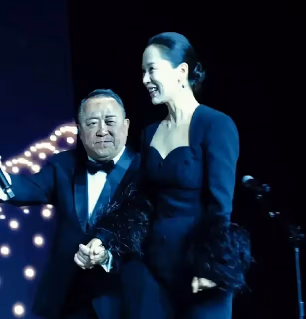 海清現身領獎,一身黑色禮服身材超棒,曾志偉親密互動被吐槽