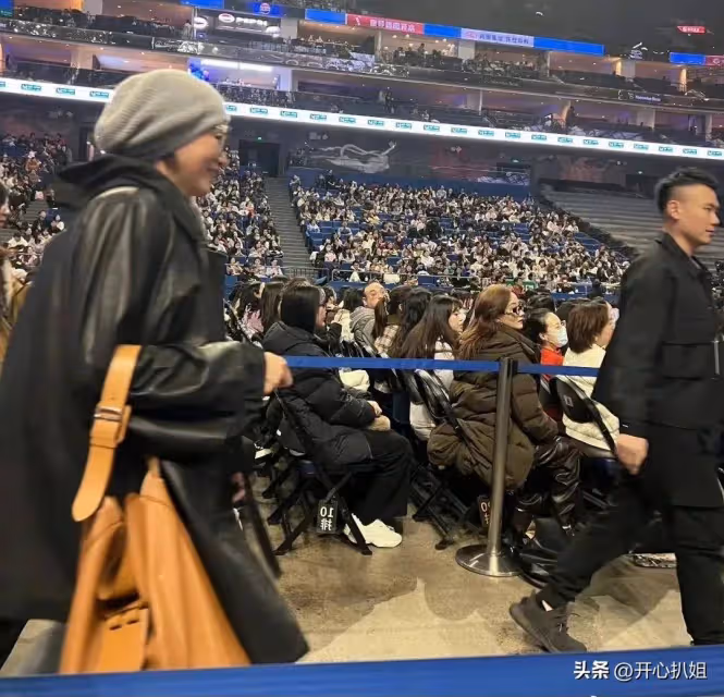 51歲董卿穿黑皮衣看話劇,打扮很時髦,但眼神疲憊,面容非常滄桑