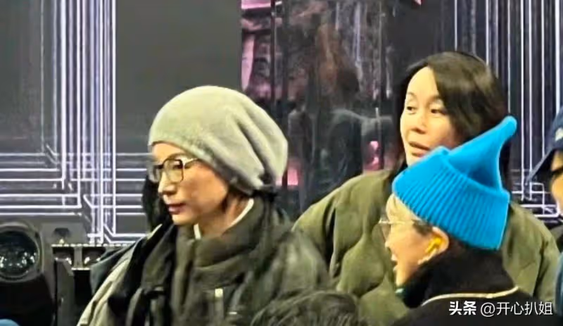 51歲董卿穿黑皮衣看話劇,打扮很時髦,但眼神疲憊,面容非常滄桑