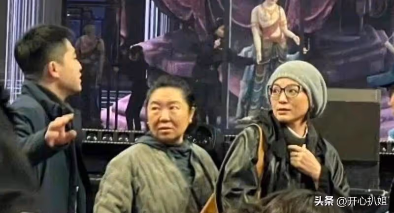51歲董卿穿黑皮衣看話劇,打扮很時髦,但眼神疲憊,面容非常滄桑