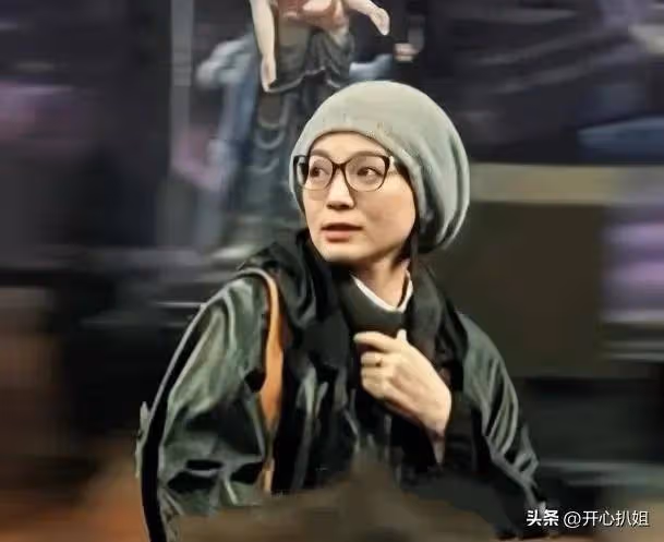 51歲董卿穿黑皮衣看話劇,打扮很時髦,但眼神疲憊,面容非常滄桑
