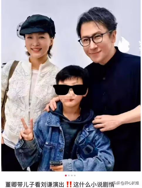 51歲董卿穿黑皮衣看話劇,打扮很時髦,但眼神疲憊,面容非常滄桑