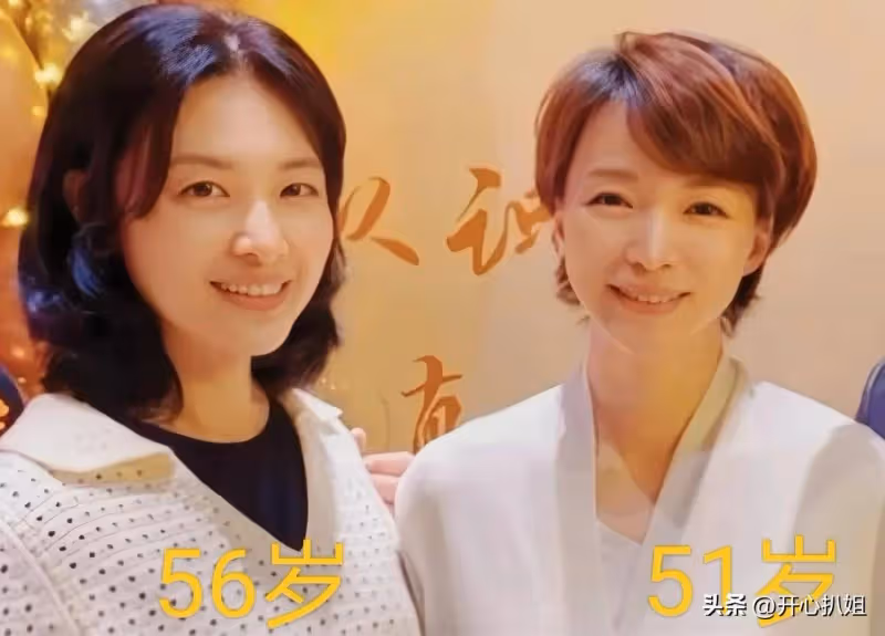 51歲董卿穿黑皮衣看話劇,打扮很時髦,但眼神疲憊,面容非常滄桑