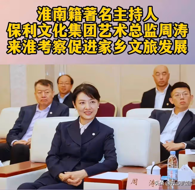 51歲董卿穿黑皮衣看話劇,打扮很時髦,但眼神疲憊,面容非常滄桑