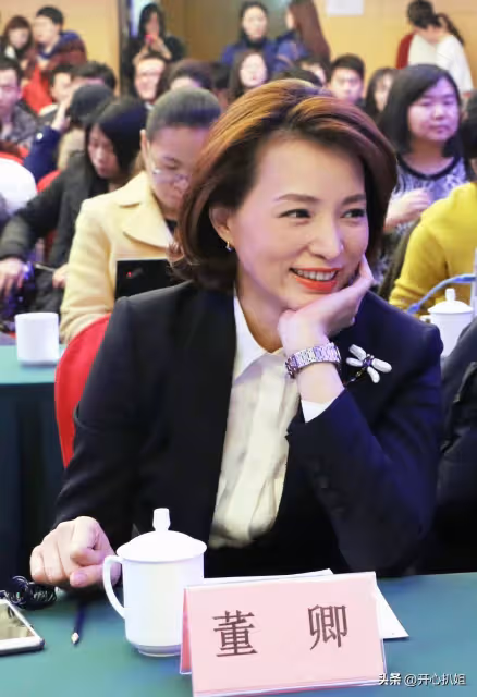 51歲董卿穿黑皮衣看話劇,打扮很時髦,但眼神疲憊,面容非常滄桑