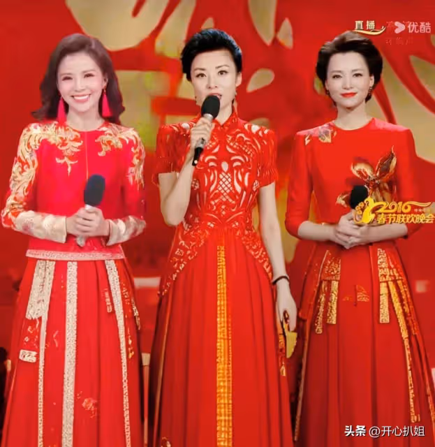 51歲董卿穿黑皮衣看話劇,打扮很時髦,但眼神疲憊,面容非常滄桑