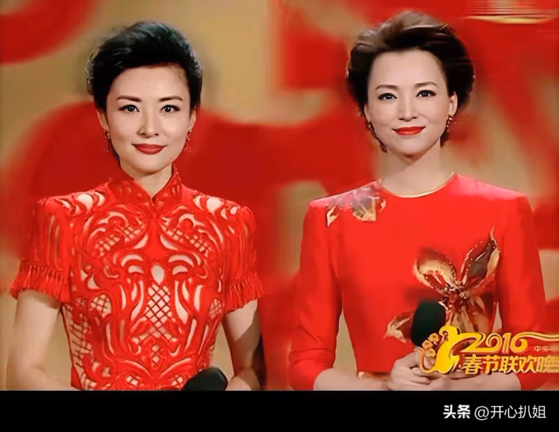51歲董卿穿黑皮衣看話劇,打扮很時髦,但眼神疲憊,面容非常滄桑
