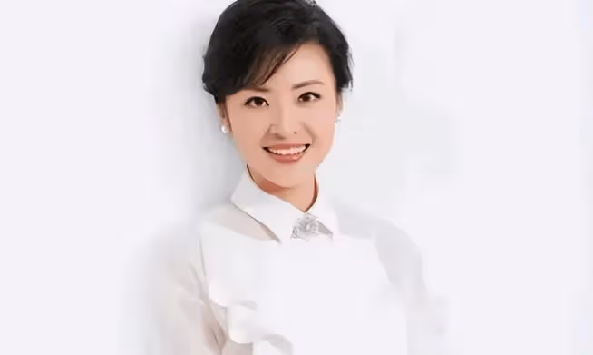 與董卿爭「央視一姐」,連登16年春晚,離婚後嫁大8歲富豪