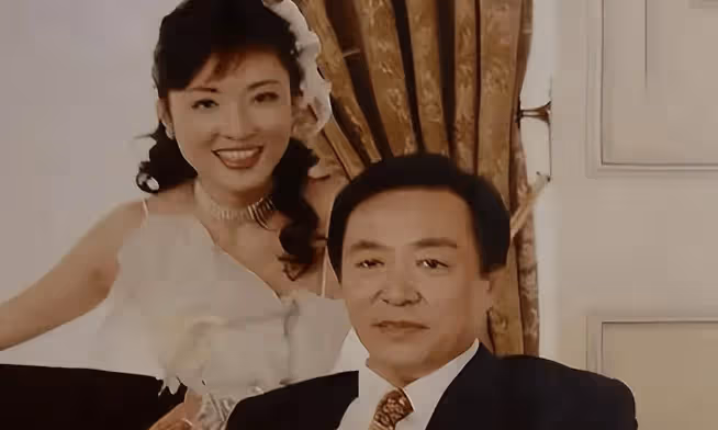 與董卿爭「央視一姐」,連登16年春晚,離婚後嫁大8歲富豪