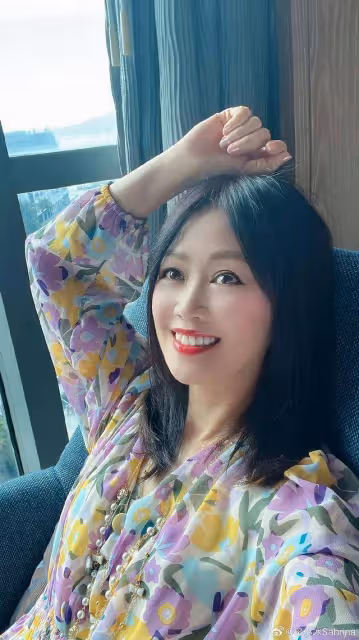 知名港星憑藉新劇出圈!戲裡戲外反差大,娶港姐妻子被贊模範老公