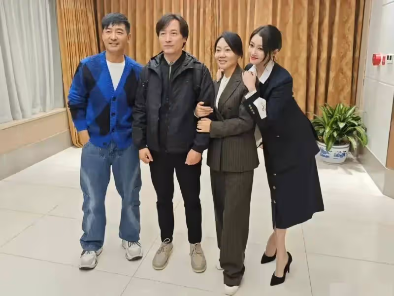 閆妮素顏現身新劇研討會,53歲狀態依舊超好,一身正裝可愛大方