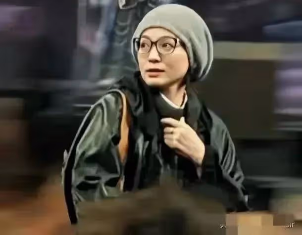 董卿看話劇被網友認出,打扮低調樸素和粉絲熱聊沒架子,變化好大