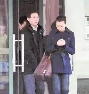董卿看話劇被網友認出,打扮低調樸素和粉絲熱聊沒架子,變化好大