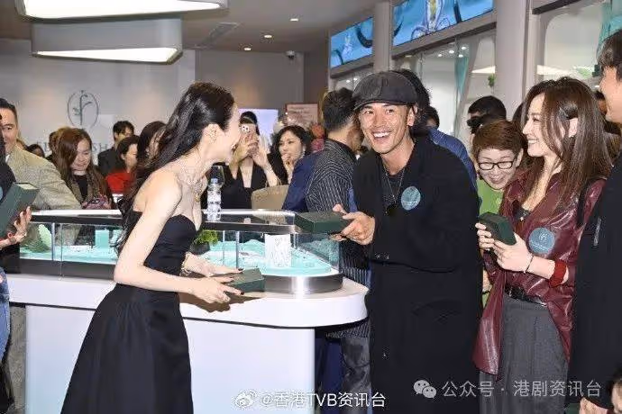 林峯與太太張馨月激罕孖住現身！林夏薇新舖開張送「驚人厚禮」予賓客