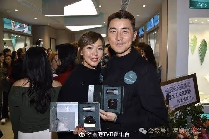 林峯與太太張馨月激罕孖住現身！林夏薇新舖開張送「驚人厚禮」予賓客